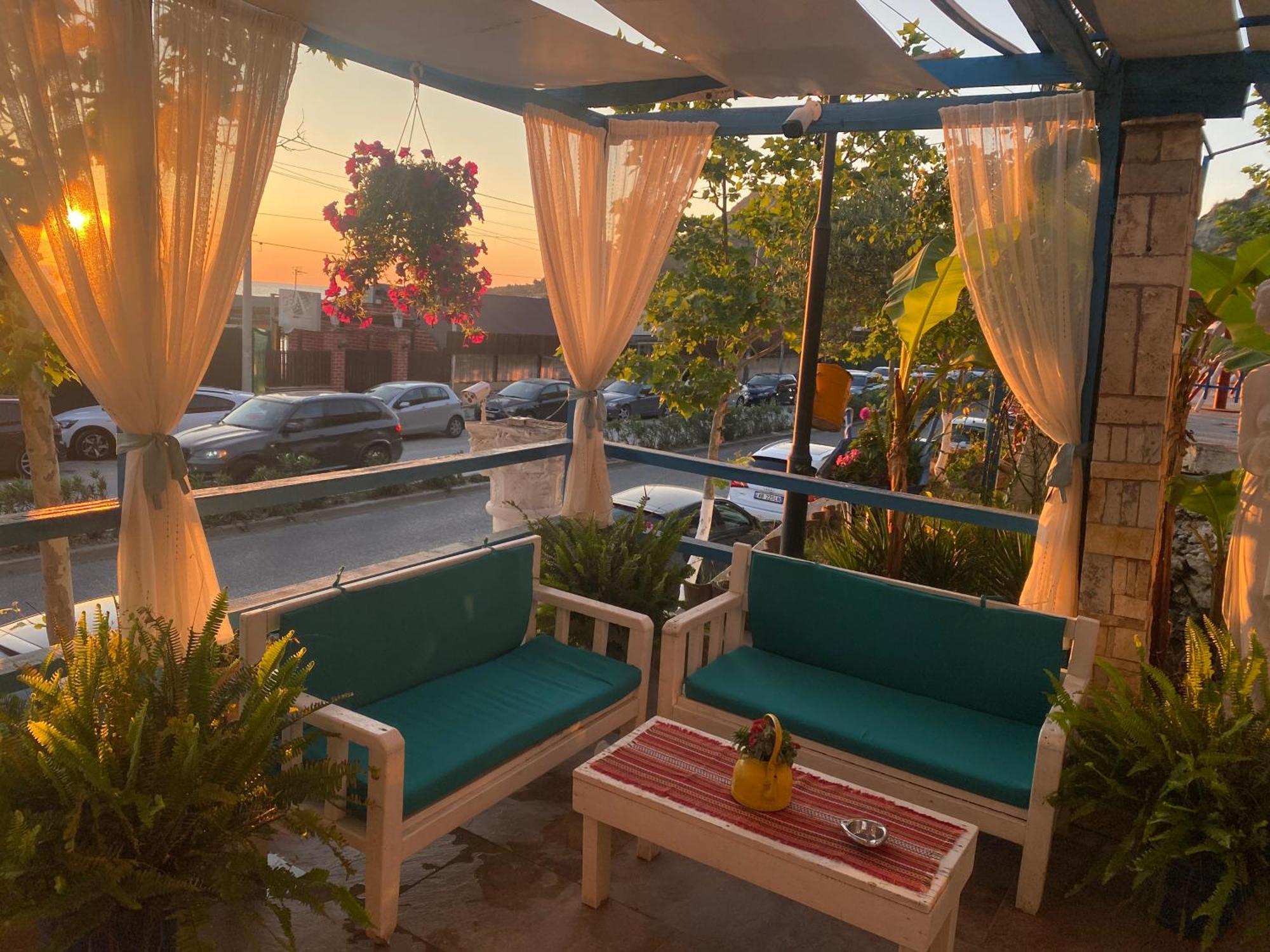 Tramonto Hotel Драч Екстериор снимка